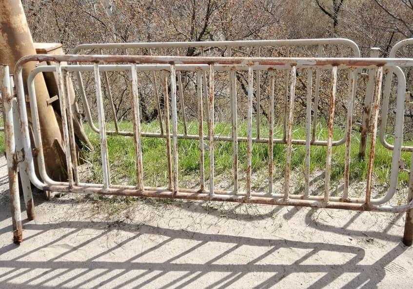 В Днепре крадут забор с моста. фото: патрульная полиция 
