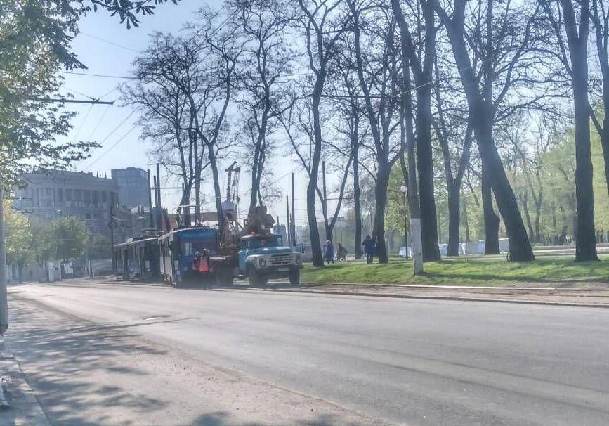 На Столярова трамвай сошел с рельсов. фото: Дмитрий Макаренко