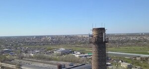 Полюбуйся видом: запорожский блогер залез на 80-метровую трубу и установил там флаг (ВИДЕО)