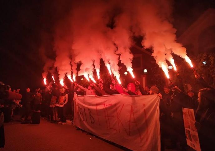 Новость - События - Активисты устроили файер-шоу под домом Луценко из-за дела Гандзюк