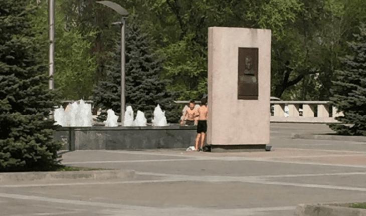 Дети купаются в фонтане. фото: "Днепровская Панорама"