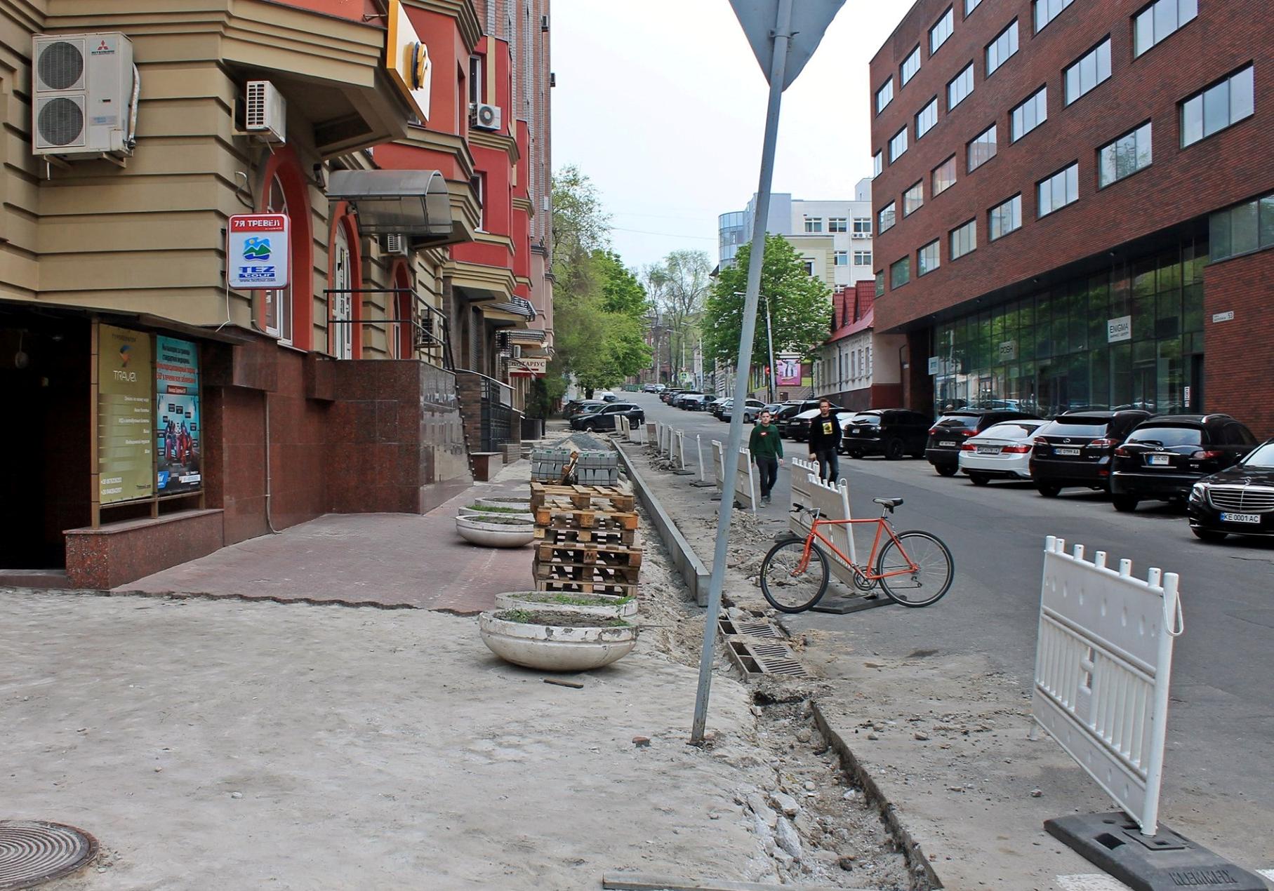 В центре Днепра укладывают новую плитку. фото: fb Urban Dnipro