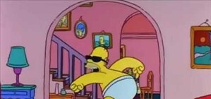 Слишком жарко: по проспекту расхаживал мужчина в одних трусах (ВИДЕО)