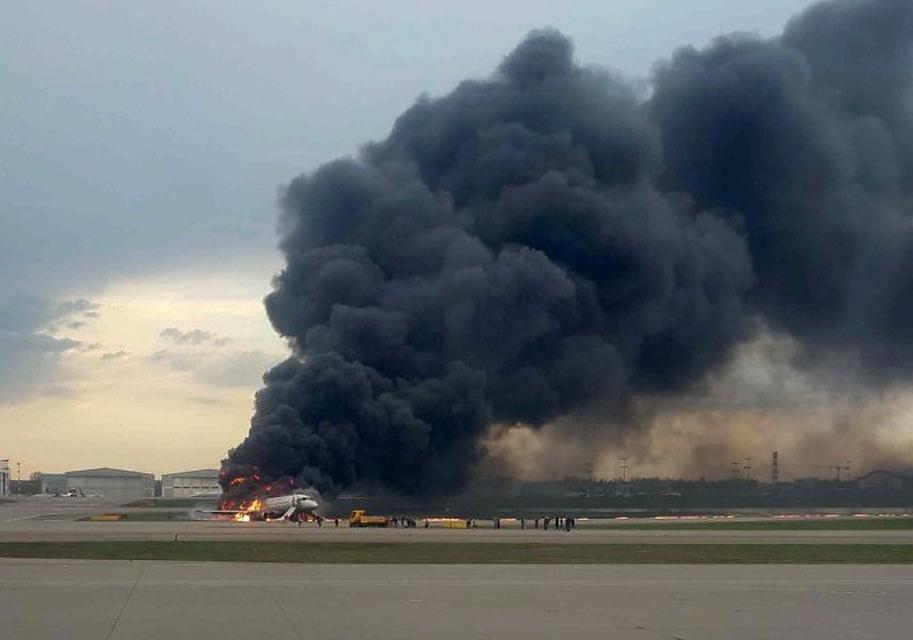 Самолет загорелся после жесткой посадки. Погибли более 40 человек. Фото: kp.ru