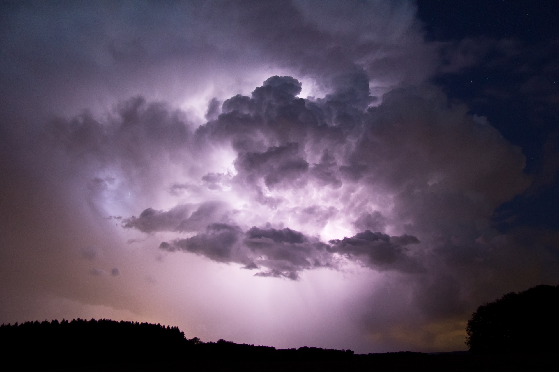 В Днепре и области объявили штормовое предупреждение. Фото: pixabay.com