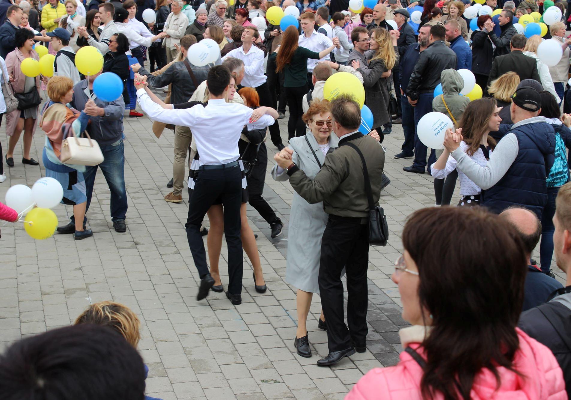 На Фестивальном причале на 9 мая собрались тысячи людей. Фото: Екатерина Шевцова.