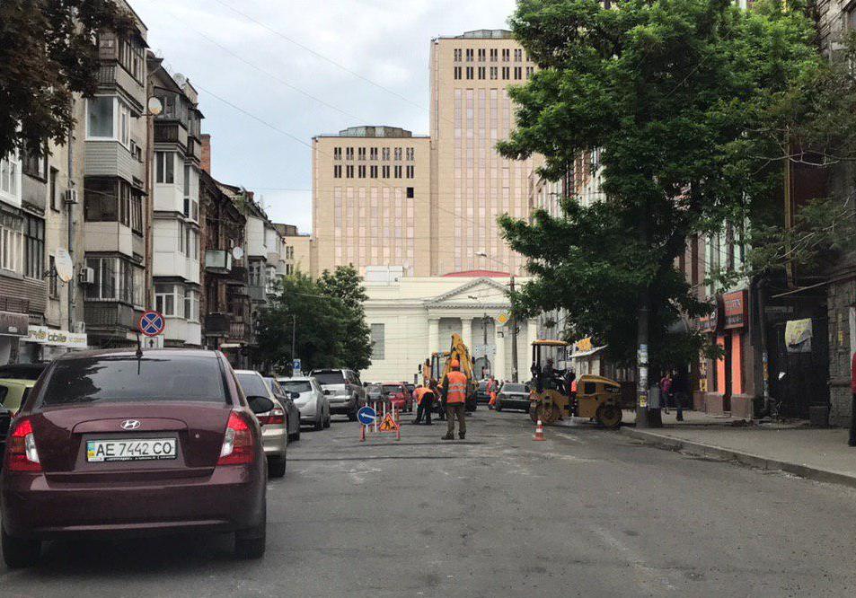 На улице Гопнер из-за ремонта сузили улицу. Фото: "ДТП ПРОБКИ Днепр"