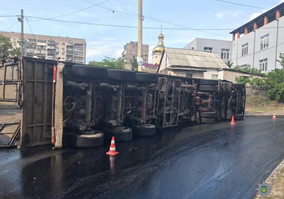 На левом берегу Днепра перевернулась фура. фото: патрульная полиция Днепра
