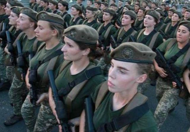 Кабмин разрешил проводить набор девушек для обучения в военных лицеях 