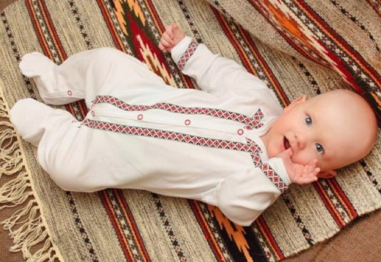 Новость - События - Патриотичные малыши: в Мечникова новорожденным подарили миниатюрные вышиванки