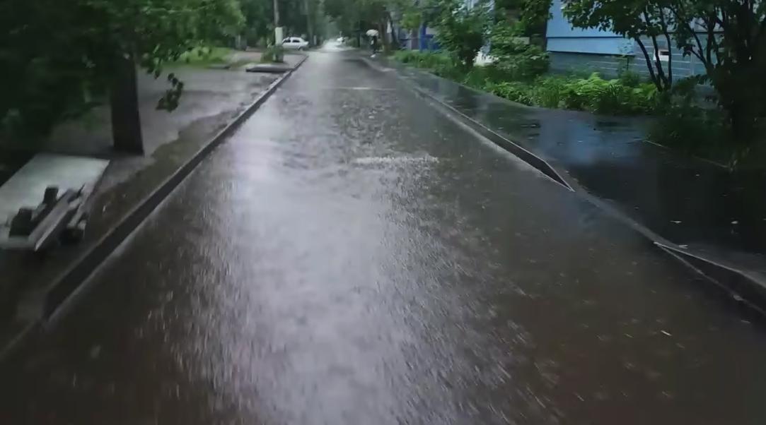 На Парусе затопило дороги. фото: Актив ж/м Парус (Днепр)