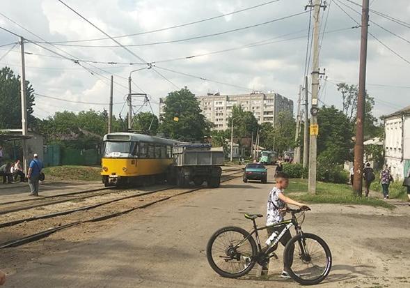 На Леваневского грузовик въехал в трамвай. Фото: fb Алексей Петрович