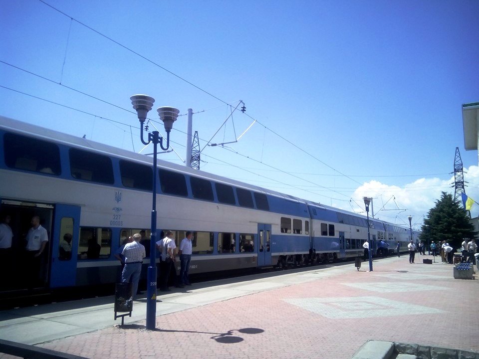 Теперь из Запорожья в Геническ можно добраться на двухэтажном поезде. Фото: fb Геннадий Осьмак