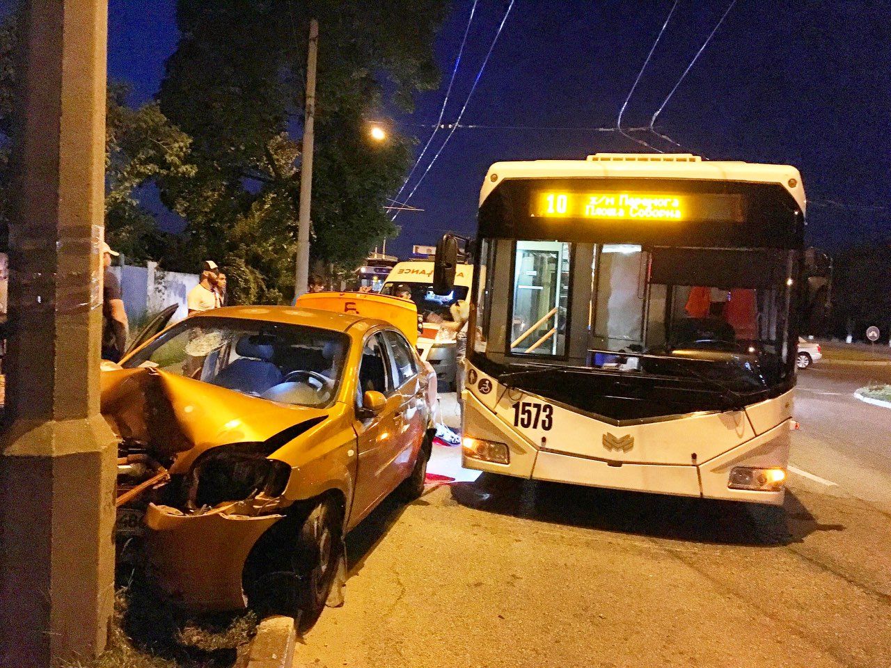 Авария с троллейбусом в Днепре. фото из Tg-канала "ДТП и Пробки Днепр"