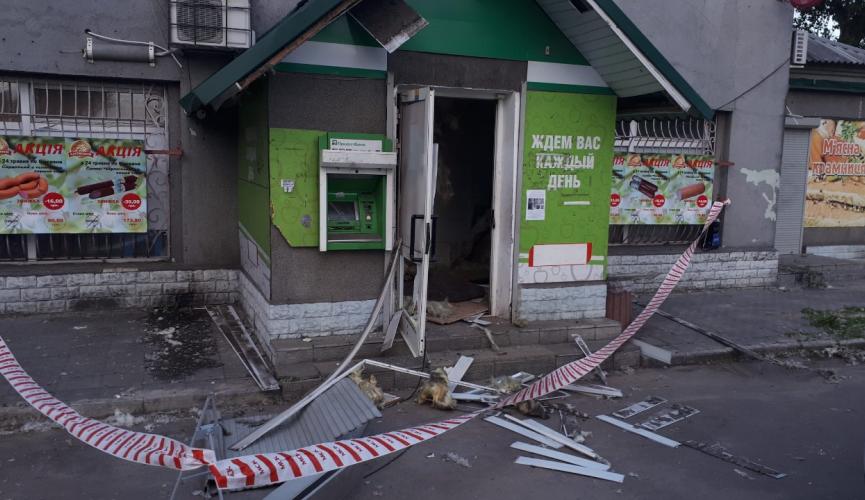 Грабители взорвали банкомат напротив школы. Фото из соцсети.