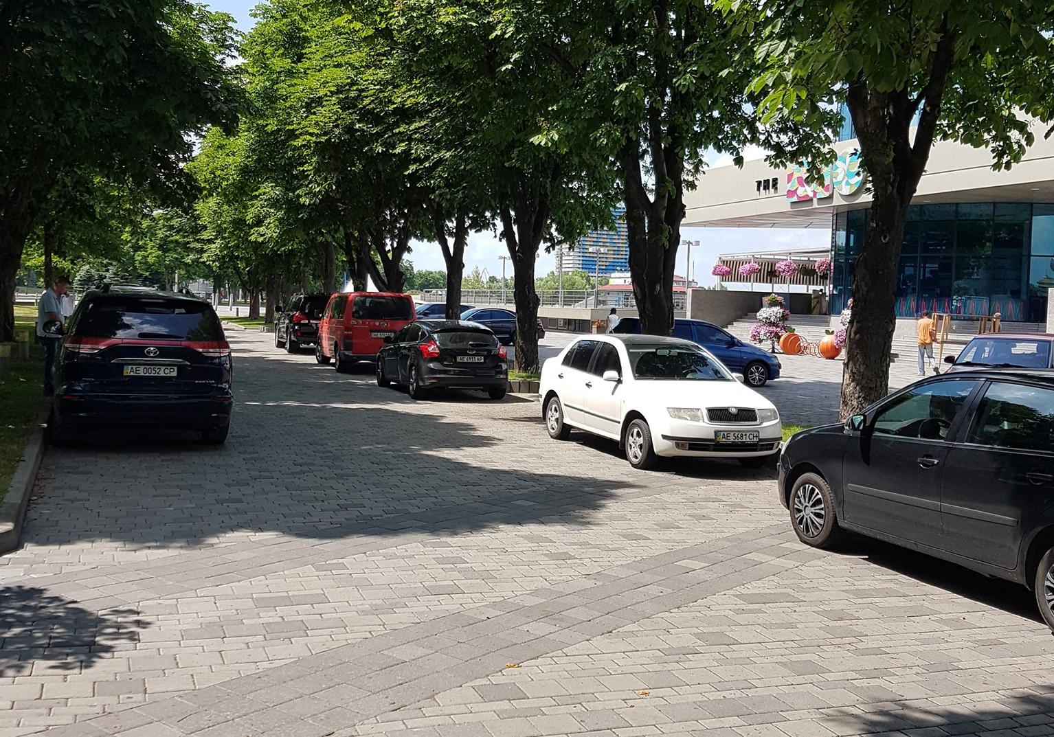 На набережной снова паркуют автомобили / фото: fb Вадим Бедринец