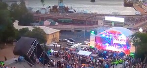 Видеофакт: на концерте партии Кернеса рухнула огромная металлоконструкция