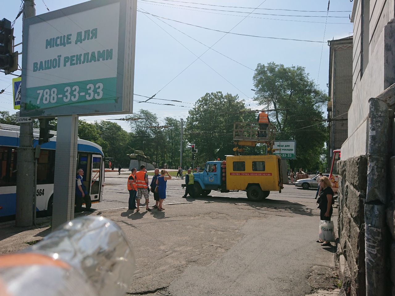 На Яворницкого оборвались провода. фото из TG-канала "Городской транспорт Днепра"
