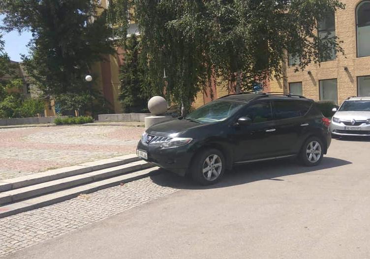 Журналист припарковался на ступеньке у памятника Полю. фото: fb Борис Филатов