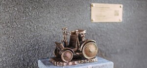 Иди ищи: в центре появилась минискульптура, посвященная первому автомобилю на киевских улицах