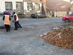 Возле многоэтажек мусором и листьями занимаются коммунальщики. Фото автора