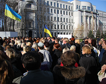На площади собрались сотни людей. Фото с сайта new-most.info.