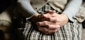 Больше некуда пойти: 86-летняя пенсионерка живет в туалете на вокзале (видео)