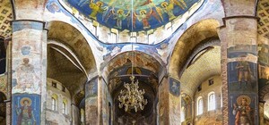 Наводят красоту: в Кирилловской церкви принялись за реставрацию настенной живописи