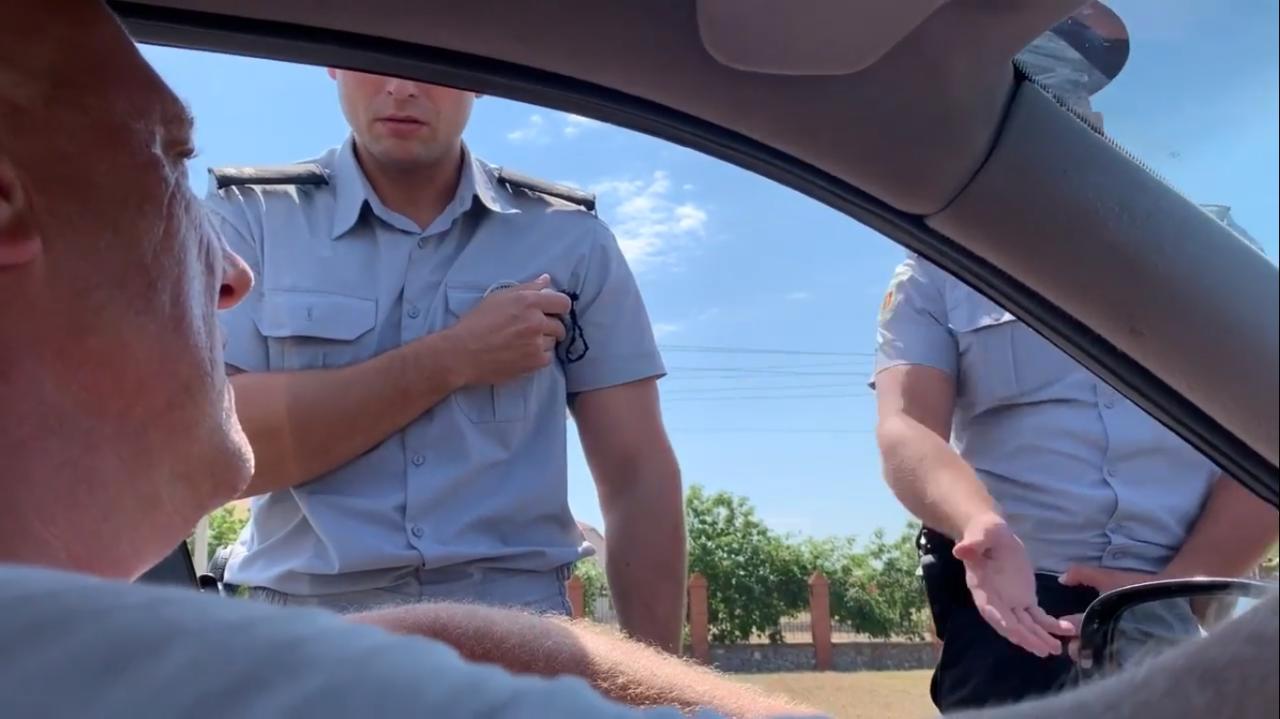 В Кирилловке произошел скандал между жителем Днепра и запорожскими полицейскими. Скриншот с видео