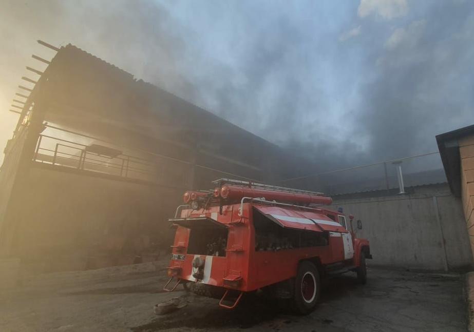 Пожар на предприятии в Днепре. фото: ГСЧС