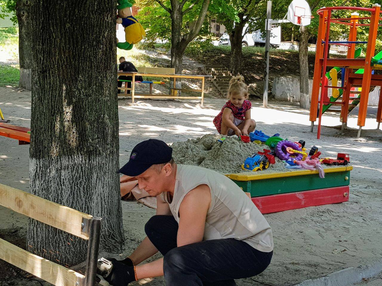 Завершены работы по установке ограждения детской площадки от проезжей части на Данилы Нечая, 13. Также для деток заполнили песочницу.