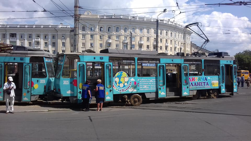 В Днепре трамвай слетел с рельсов. фото: fb Дмитрий Москаленко