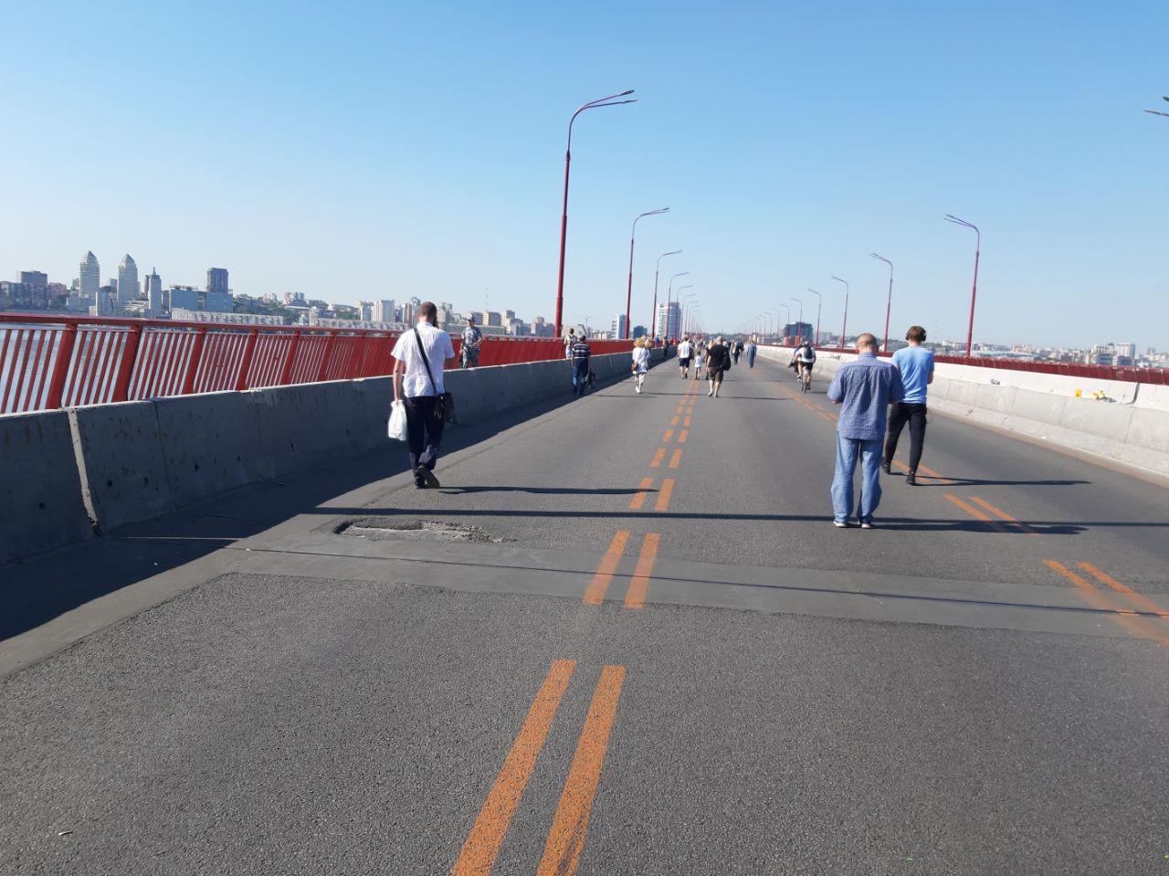 Люди переходят Новый мост пешком. Фото: Vgorode.