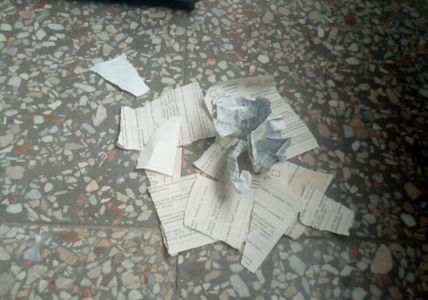 В Харькове трое избирателей порвали бюллетени. Фото: ГУ НП в Харьковской области