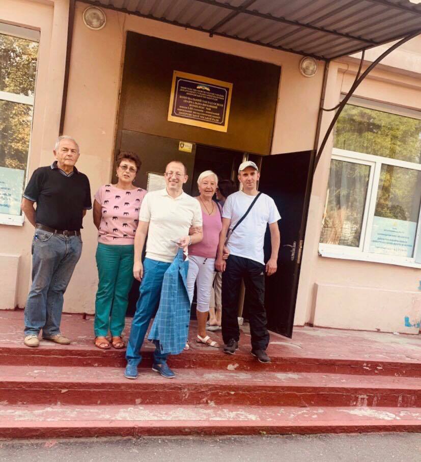 На избирательном участке Геннадий Гуфман поприветствовал топольчан-участников программы «Социальная реконструкция».