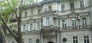 Человек-паук или Ромео: в Одессе спасали мужчину, лазающего по стенах