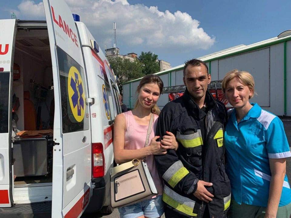 Спасатель отдал женщинам свою дыхательную маску и вывел их из горящего здания. Фото: ГСЧС.