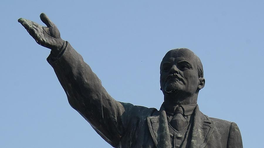 Памятник Ленину хотят продать, чтобы покрыть долги по зарплате.