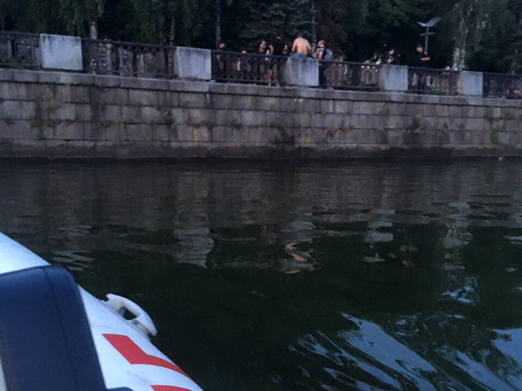 На Набережной мужчина спасли из воды девушку / фото: ГСЧС