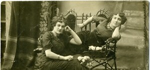 Подушки под платьем и чучела на шляпах: как выглядели жители города больше 100 лет назад