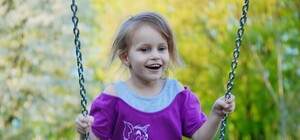 Подрастающие вандалы: на Победе подростки ломают качели