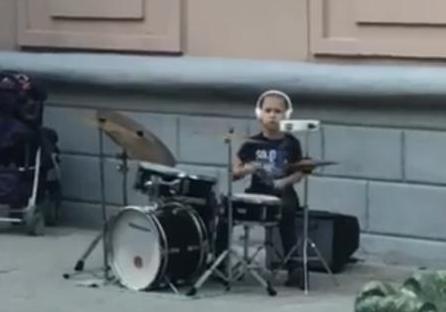 В центре Бердянска заметили юного барабанщика. Кадр с видео