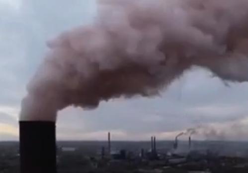 Густой дым из трубы "Петровки" накрывает Днепр
