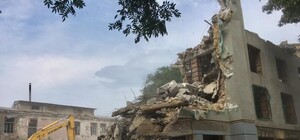 Грохот и клубы пыли: что сносят в центре Одессы