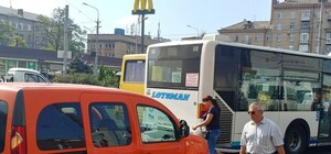 На Старом мосту огромная пробка: проезду мешает два ДТП