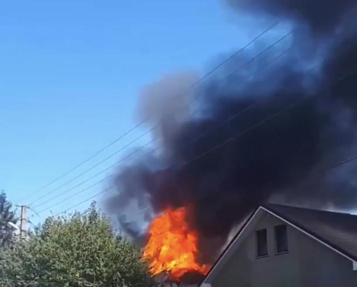 В Днепре горит дом на улице Генерала Пушкина