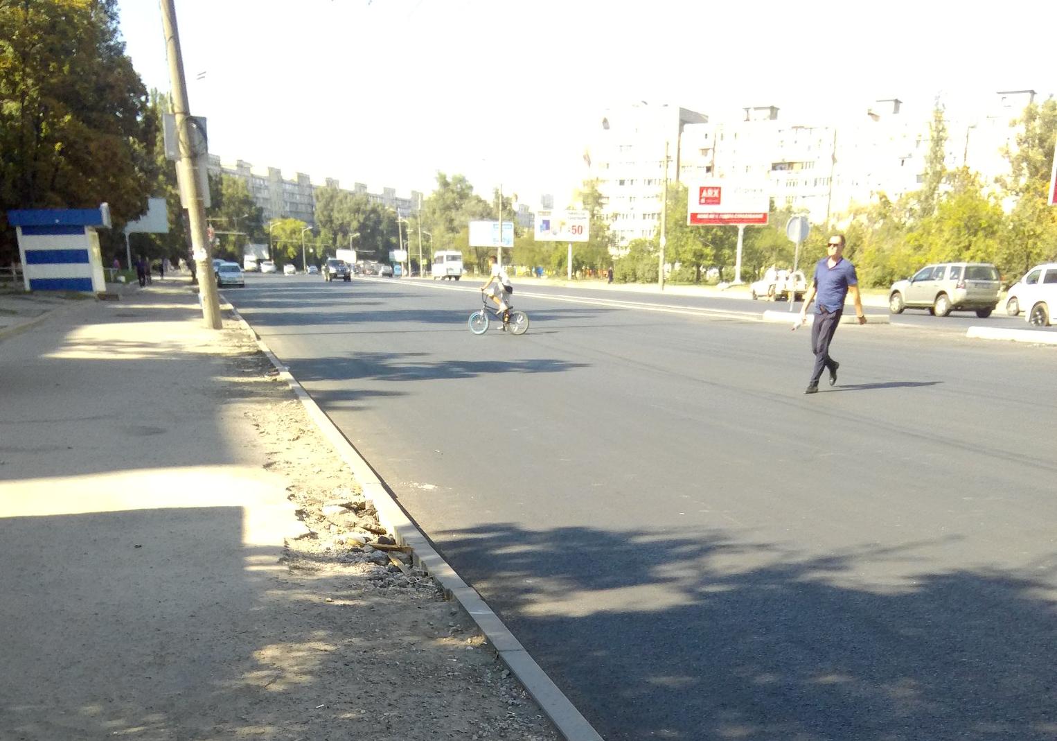 На проспекте Героев ремонтируют дорогу: стали бугры / фото: Лидия Полешко