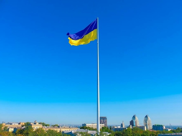 Гигантский флаг над Днепром. фото: fb Юрий Голик