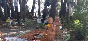 Голые и грязные: родители оставили своих детей на бездомных (видео)