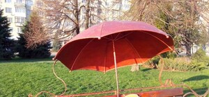 Что за люди: на набережной украли зонтик с лавки влюбленных